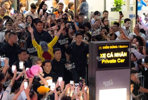 G-Dragon nhói tim khi vừa hạ cánh ở Việt Nam, vẫn nhiệt tình vẫy tay chào fan - Hình 6