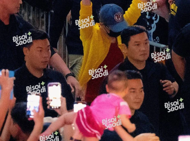G-Dragon nhói tim khi vừa hạ cánh ở Việt Nam, vẫn nhiệt tình vẫy tay chào fan - Hình 5