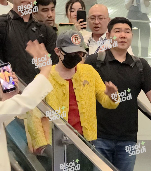 G-Dragon nhói tim khi vừa hạ cánh ở Việt Nam, vẫn nhiệt tình vẫy tay chào fan - Hình 2