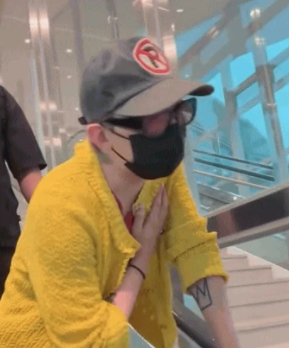 G-Dragon nhói tim khi vừa hạ cánh ở Việt Nam, vẫn nhiệt tình vẫy tay chào fan - Hình 3