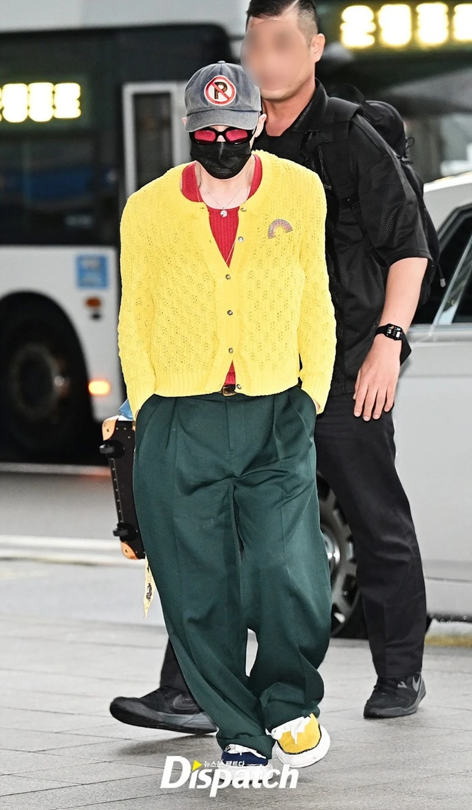 G-Dragon tinh tế vượt mặt Hanbin, chi tiết độc lạ ở trang phục nói lên tất cả - Hình 1