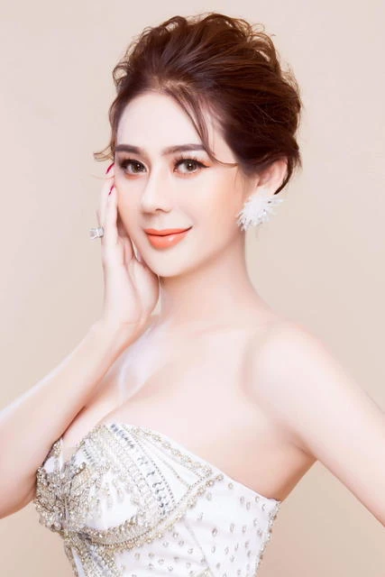 Lâm Khánh Chi: 7749 lần dao kéo vẫn tiếp tục bay Trung Quốc đại trùng tu - Hình 3