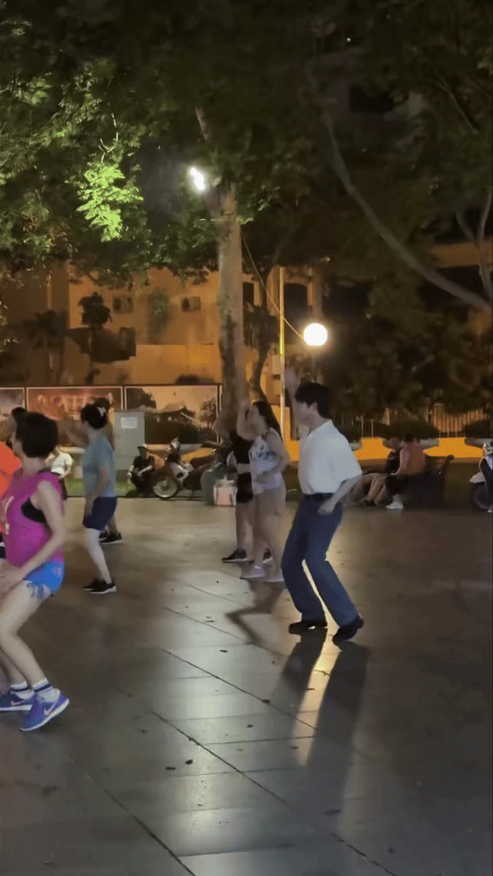 Nam idol Kpop tập dưỡng sinh giữa phố đi bộ, CL hào hứng tổng duyệt khi vừa đặt chân đến Việt Nam - Hình 4