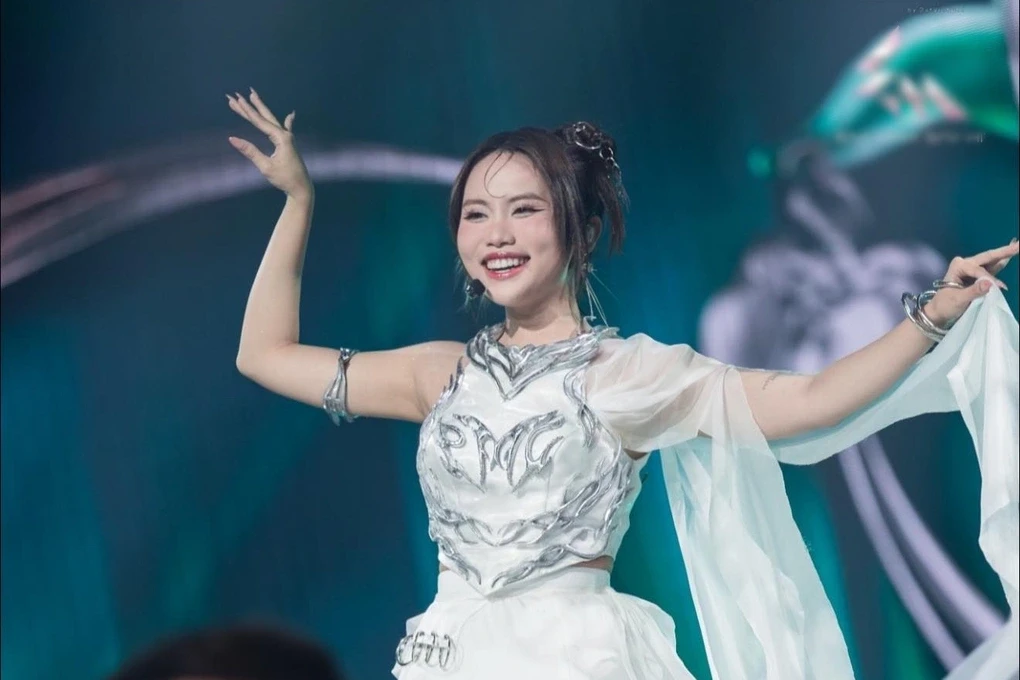 Phương Mỹ Chi hại dàn Em Xinh, bắt tay 1 Anh Trai, khán giả thất vọng quay xe - Hình 1