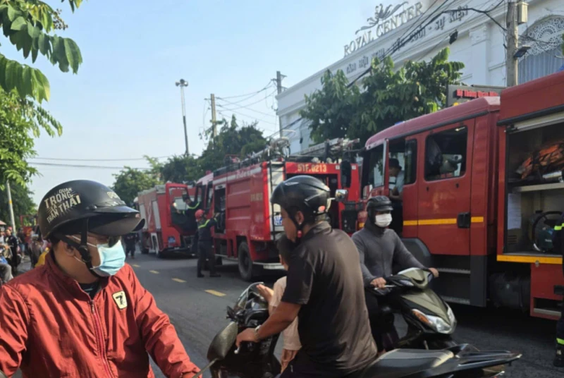 TP.HCM: 3 vụ cháy kinh hoàng xảy ra cùng ngày, giao thông tắc nghẽn, dân hoảng - Hình 3