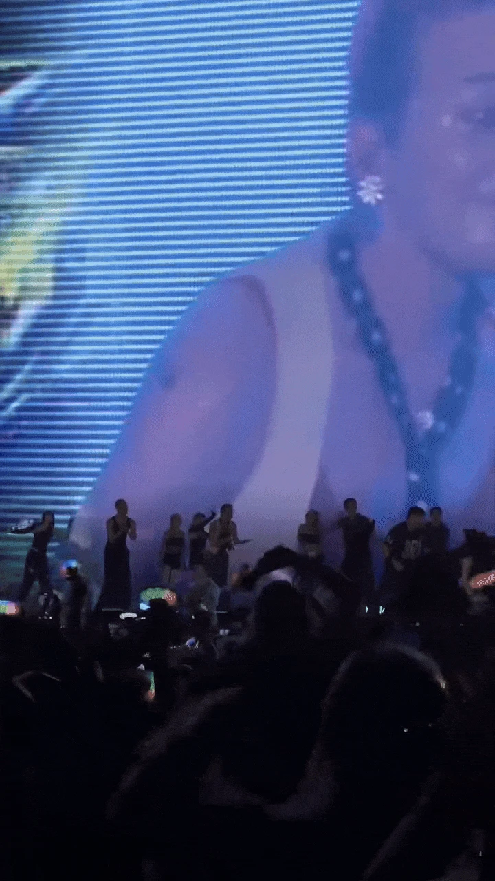 Phản ứng của G-Dragon trong khoảnh khắc fan cuồng lao lên sân khấu khi đang biểu diễn tại Mỹ Đình - Hình 2