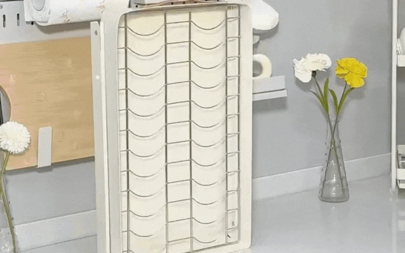 Chỉ với 1 món đồ nhỏ, tôi cải tạo tủ bếp sâu thành ngăn kéo gọn gàng, mẹo tiết kiệm không gian cực dễ làm - Hình 2