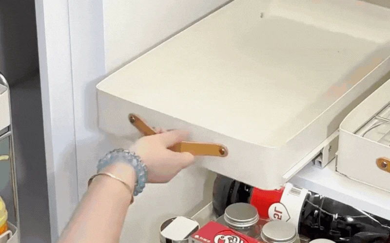 Chỉ với 1 món đồ nhỏ, tôi cải tạo tủ bếp sâu thành ngăn kéo gọn gàng, mẹo tiết kiệm không gian cực dễ làm - Hình 5
