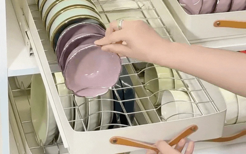 Chỉ với 1 món đồ nhỏ, tôi cải tạo tủ bếp sâu thành ngăn kéo gọn gàng, mẹo tiết kiệm không gian cực dễ làm - Hình 4