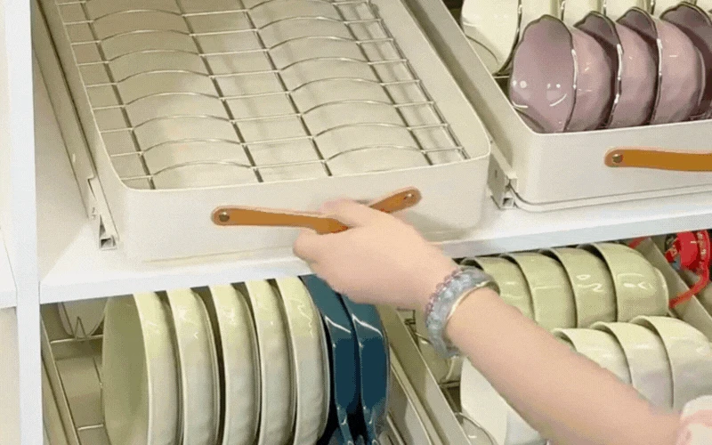 Chỉ với 1 món đồ nhỏ, tôi cải tạo tủ bếp sâu thành ngăn kéo gọn gàng, mẹo tiết kiệm không gian cực dễ làm - Hình 3