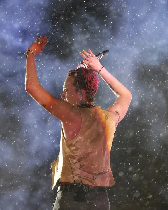 G-Dragon tự tay xả cả kho ảnh tắm mưa giữa Mỹ Đình, mờ ảo nhoè nhoẹt nhưng nghệ cả củ! - Hình 8