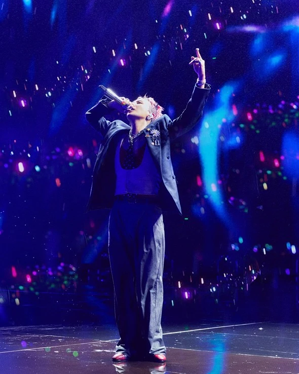 G-Dragon tự tay xả cả kho ảnh tắm mưa giữa Mỹ Đình, mờ ảo nhoè nhoẹt nhưng nghệ cả củ! - Hình 3