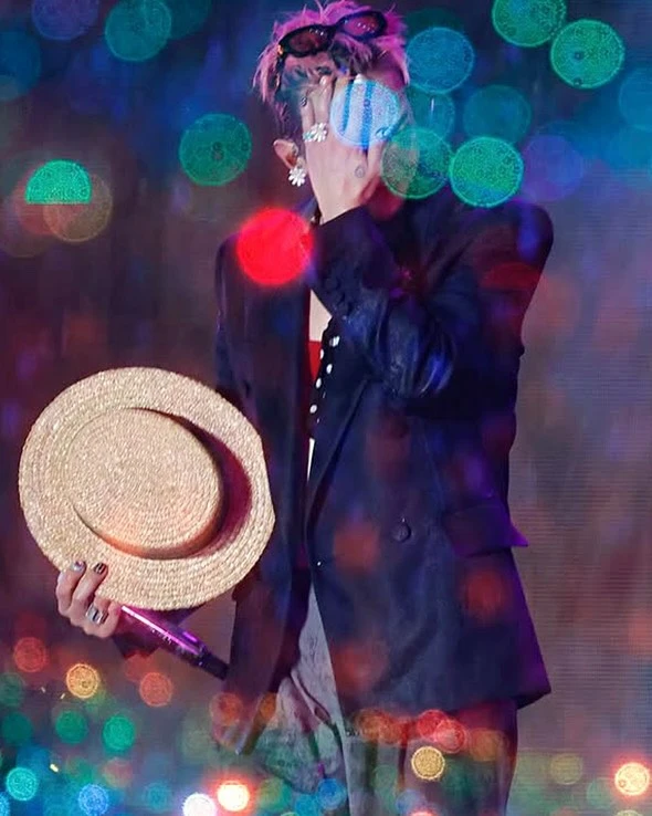 G-Dragon tự tay xả cả kho ảnh tắm mưa giữa Mỹ Đình, mờ ảo nhoè nhoẹt nhưng nghệ cả củ! - Hình 5