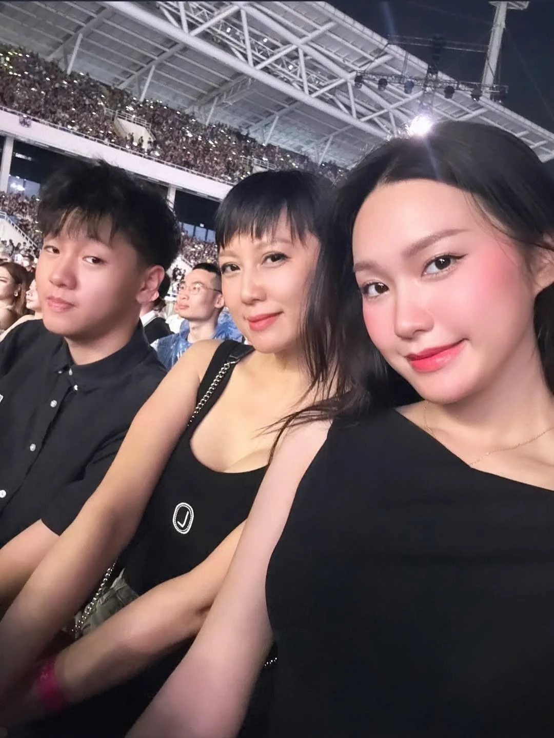 Mẹ vợ Đoàn Văn Hậu ăn mặc mát mẻ, đi đu concert G-Dragon, lấn át con gái - Hình 2