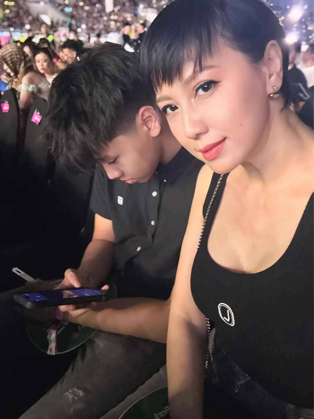 Mẹ vợ Đoàn Văn Hậu ăn mặc mát mẻ, đi đu concert G-Dragon, lấn át con gái - Hình 1