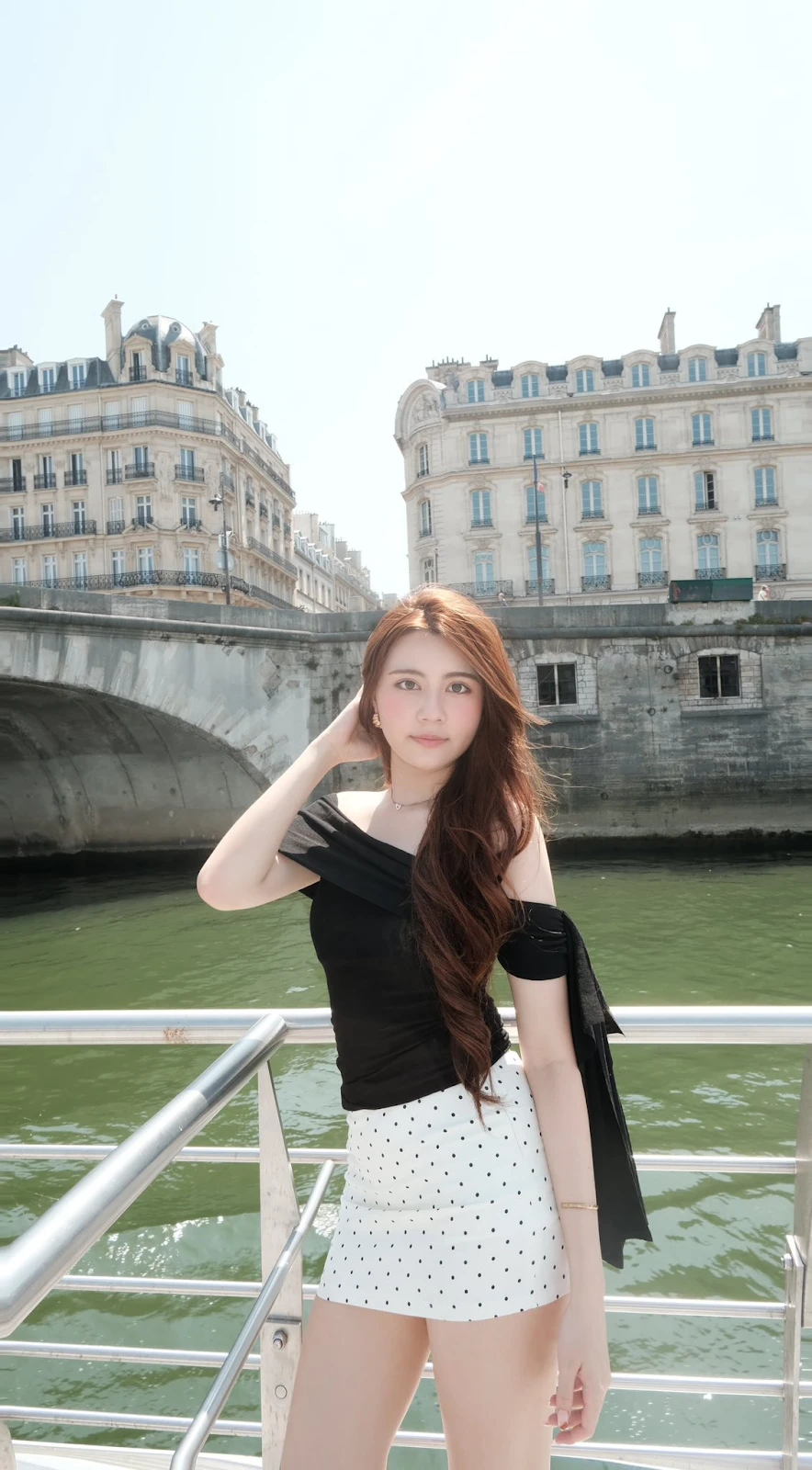 2 Ái nữ Quyền Linh diện đồ 200 triệu dạo trời Tây, để cha bị cười chê vì đôi dép - Hình 3