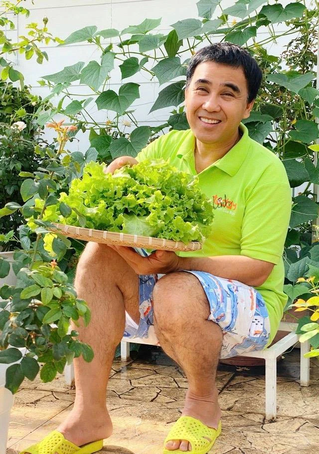 2 Ái nữ Quyền Linh diện đồ 200 triệu dạo trời Tây, để cha bị cười chê vì đôi dép - Hình 6