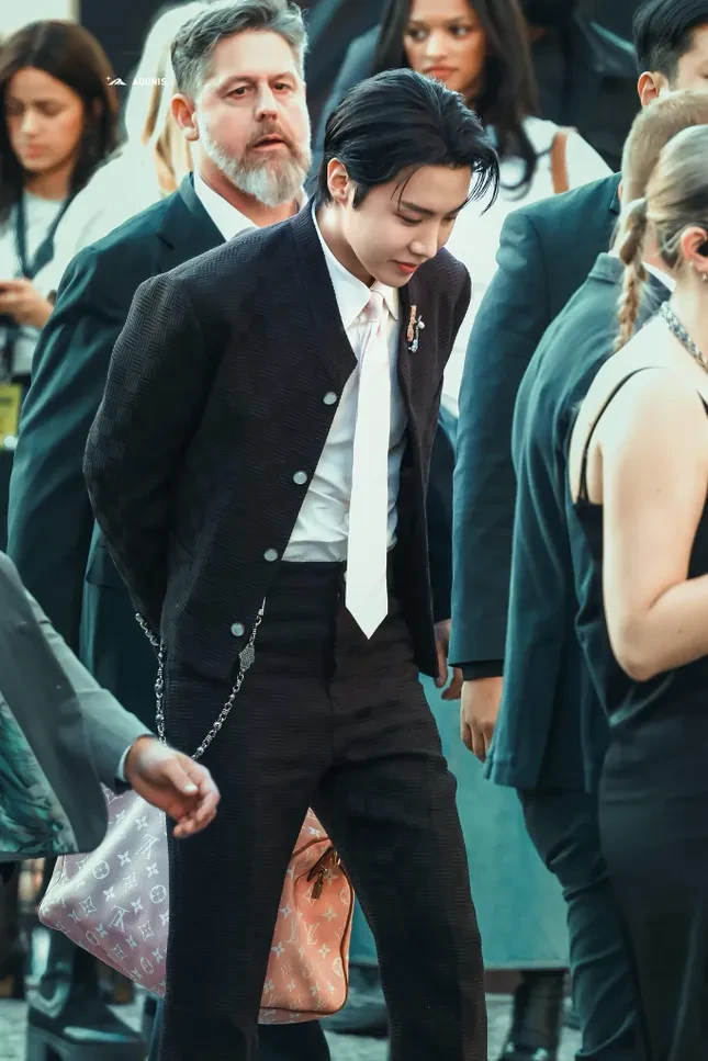 HIEUTHUHAI dự show Louis Vuitton, đến xin chụp hình, J-Hope liền tỏ thái độ lạ - Hình 2