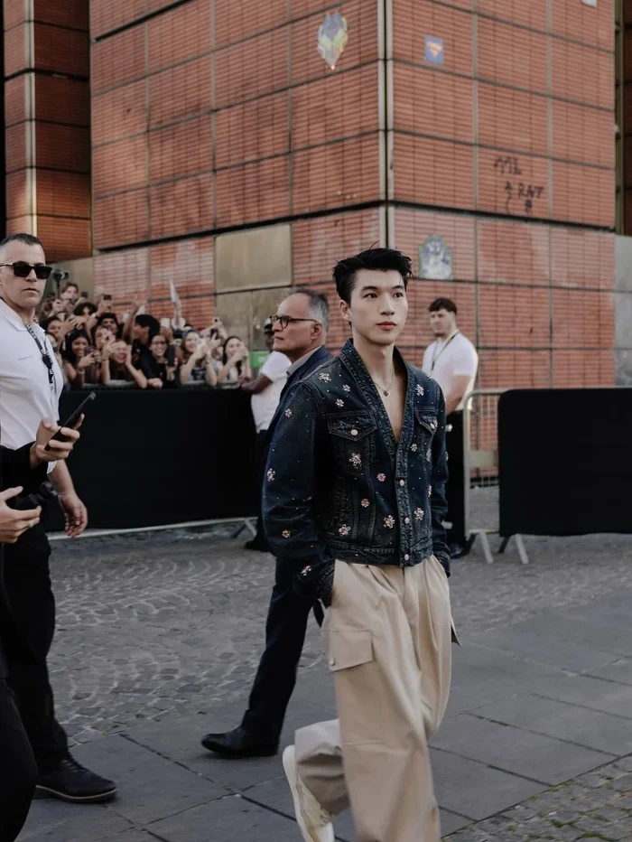 HIEUTHUHAI dự show Louis Vuitton, đến xin chụp hình, J-Hope liền tỏ thái độ lạ - Hình 7