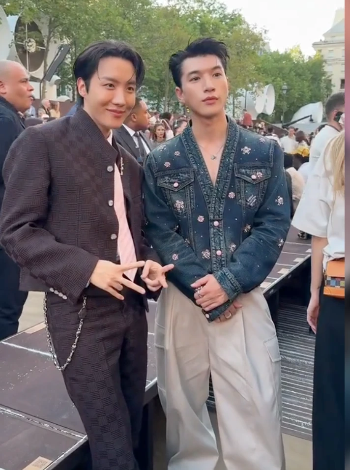 HIEUTHUHAI dự show Louis Vuitton, đến xin chụp hình, J-Hope liền tỏ thái độ lạ - Hình 4
