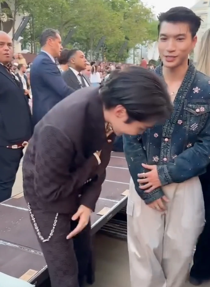 HIEUTHUHAI dự show Louis Vuitton, đến xin chụp hình, J-Hope liền tỏ thái độ lạ - Hình 5