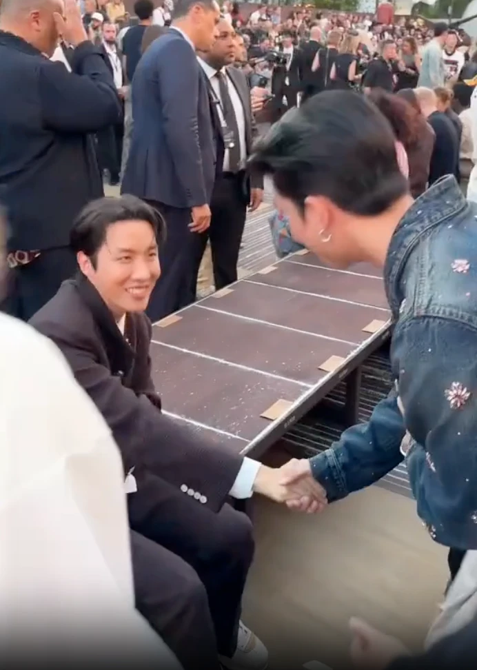 HIEUTHUHAI dự show Louis Vuitton, đến xin chụp hình, J-Hope liền tỏ thái độ lạ - Hình 3