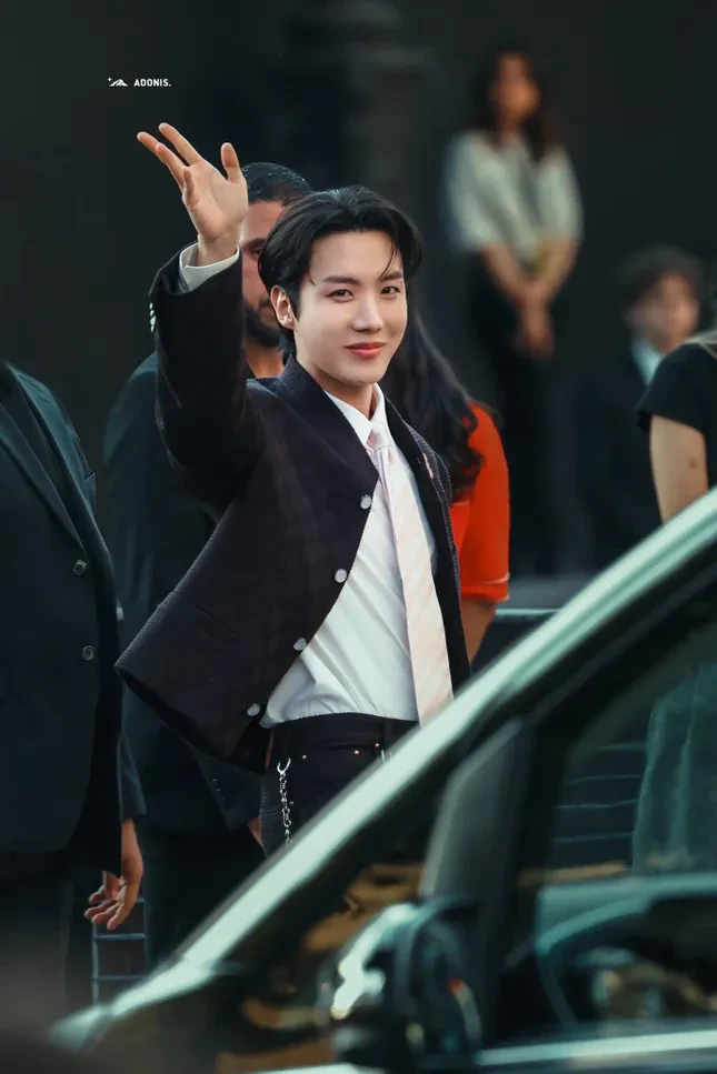 HIEUTHUHAI dự show Louis Vuitton, đến xin chụp hình, J-Hope liền tỏ thái độ lạ - Hình 1