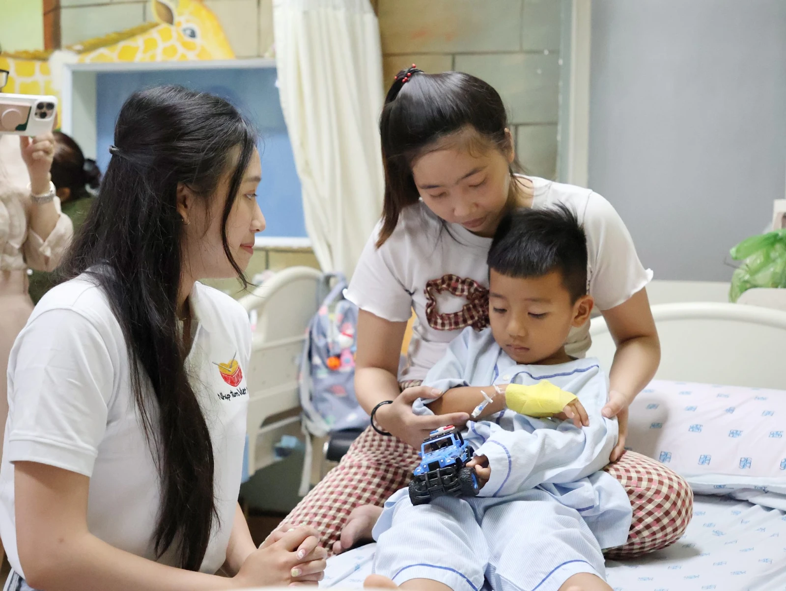 Jenny Huỳnh tài trợ mổ tim cho 13 em nhỏ, dân tình hết lời khen ngợi - Hình 3