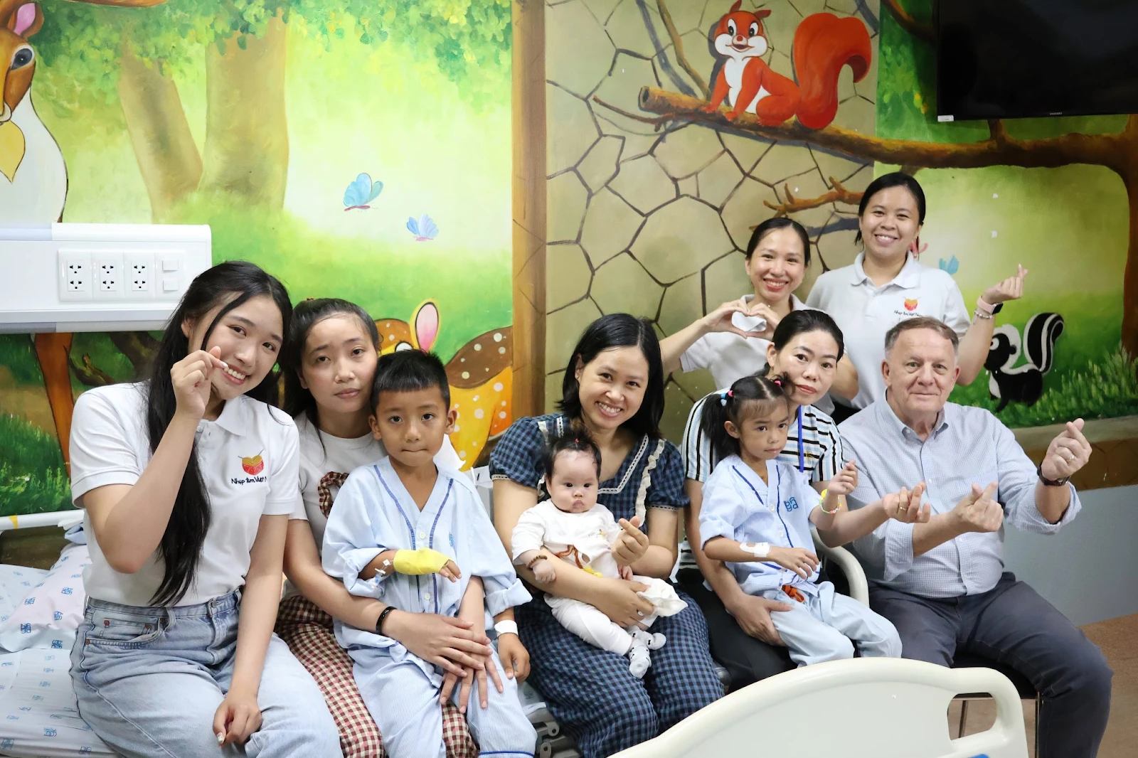 Jenny Huỳnh tài trợ mổ tim cho 13 em nhỏ, dân tình hết lời khen ngợi - Hình 4