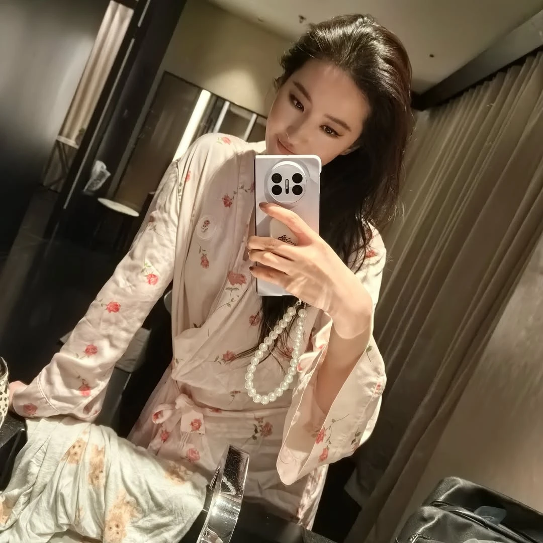 Lưu Diệc Phi xé bỏ hình tượng, tung ảnh đồ ngủ thiêu đốt, MXH đêm khuya! - Hình 2