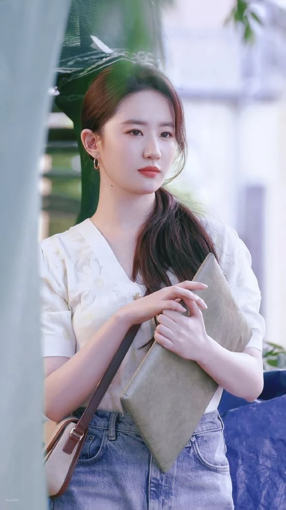 Lưu Diệc Phi xé bỏ hình tượng, tung ảnh đồ ngủ thiêu đốt, MXH đêm khuya! - Hình 6