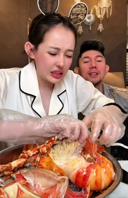 Ngân 98 nhập viện vì mũi viêm sau 11 lần sửa, sau 2 ngày quyết tháo băng đi diễn - Hình 3