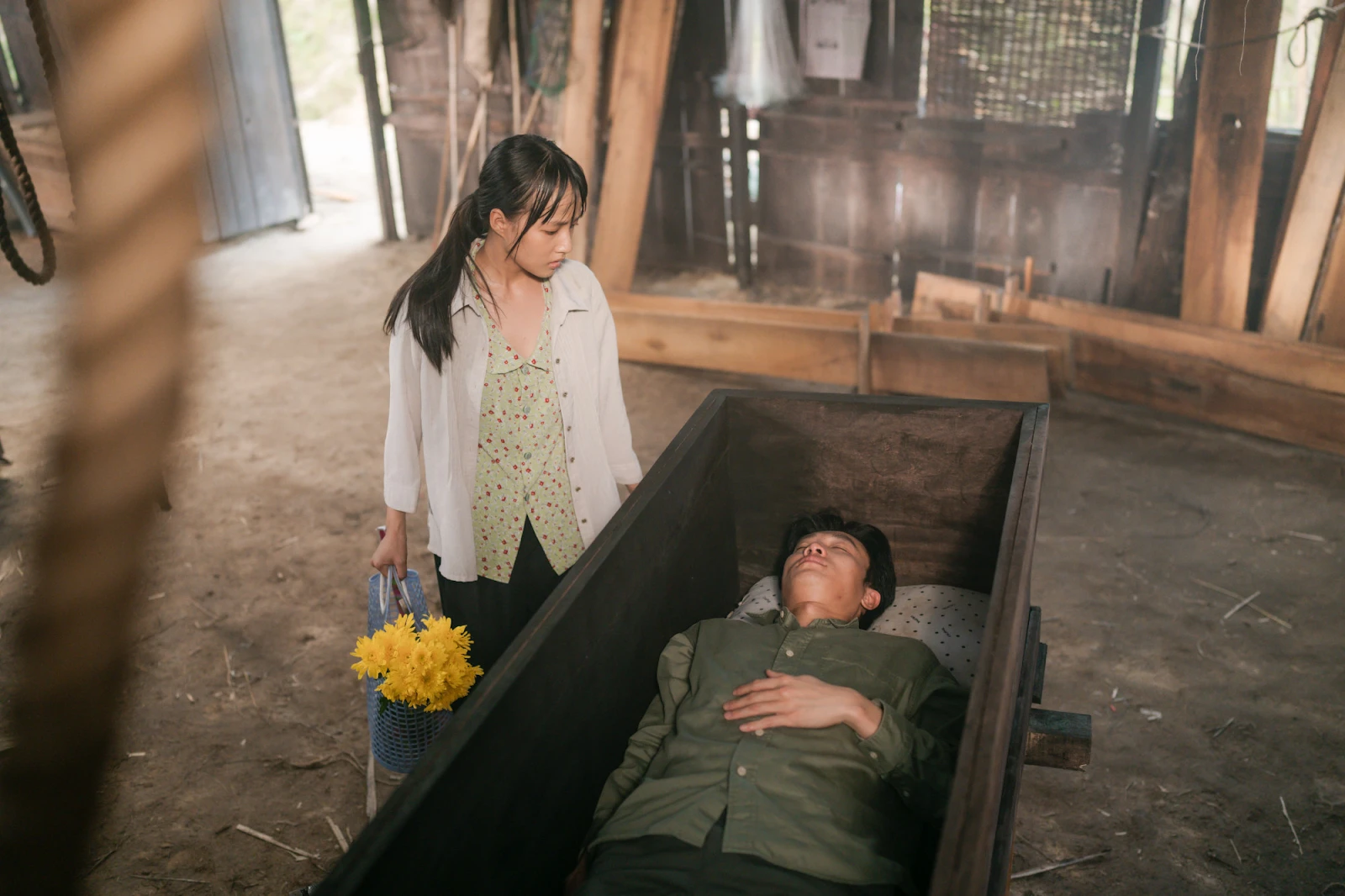 Phim Út Lan: khán giả quên sợ ma vì lo nhặt sạn, điểm âm vô cực, vì sao? - Hình 4