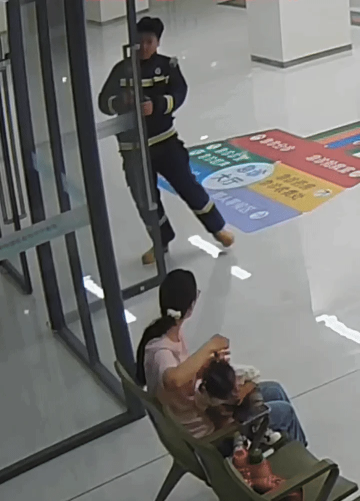 Video: Vợ bắt gặp chồng đưa con người khác đi viện, trong khi con mình sốt cao đang gây xúc động mạnh - Hình 1