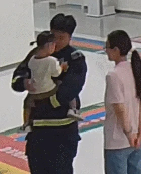 Video: Vợ bắt gặp chồng đưa con người khác đi viện, trong khi con mình sốt cao đang gây xúc động mạnh - Hình 3