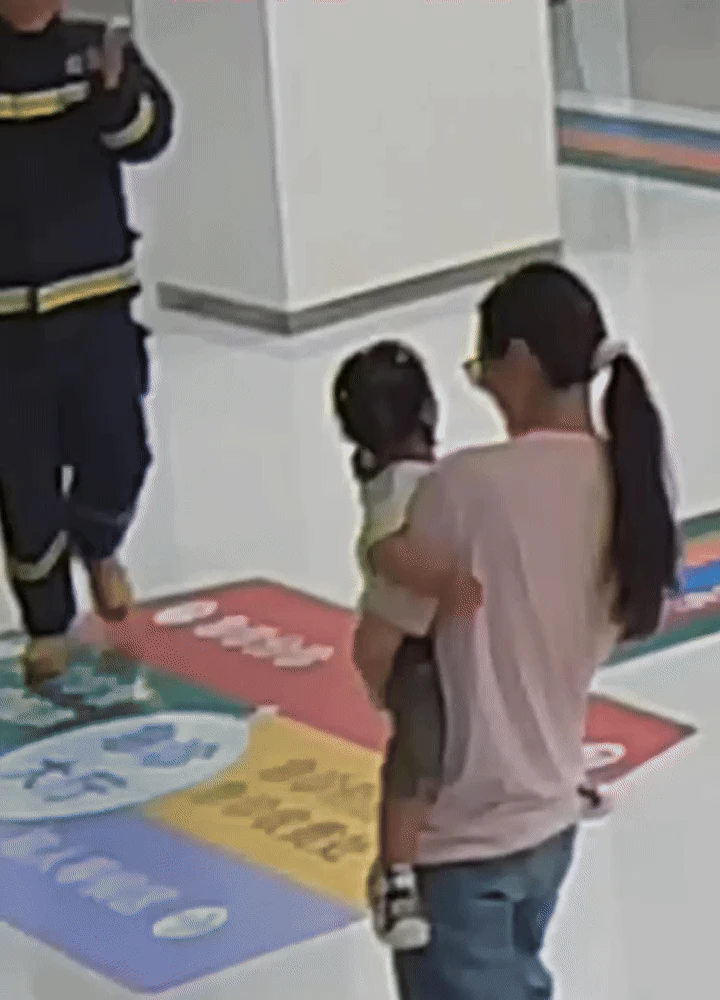 Video: Vợ bắt gặp chồng đưa con người khác đi viện, trong khi con mình sốt cao đang gây xúc động mạnh - Hình 2