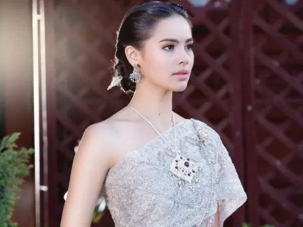 Yaya Urassaya: Ngọc nữ chùa Vàng yêu Mỹ Nam đẹp nhất Thái Lan, gây sốt profile - Hình 4