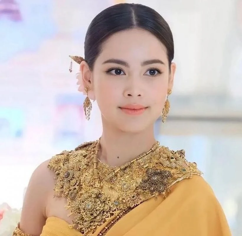 Yaya Urassaya: Ngọc nữ chùa Vàng yêu Mỹ Nam đẹp nhất Thái Lan, gây sốt profile - Hình 7