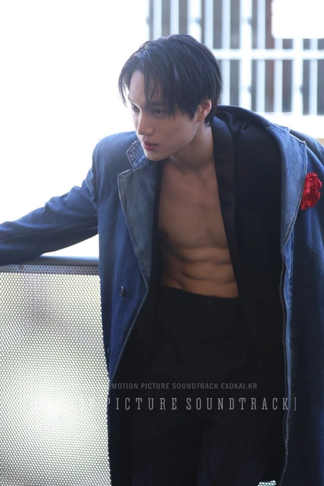 KAI (EXO) khoe cơ bụng 6 múi cực phẩm, show thời trang Ý chao đảo! - Hình 4