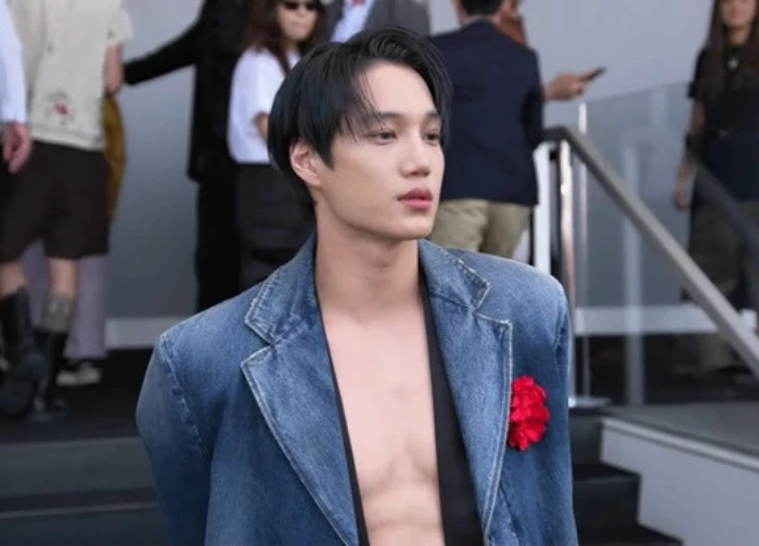 KAI (EXO) khoe cơ bụng 6 múi cực phẩm, show thời trang Ý chao đảo! - Hình 1