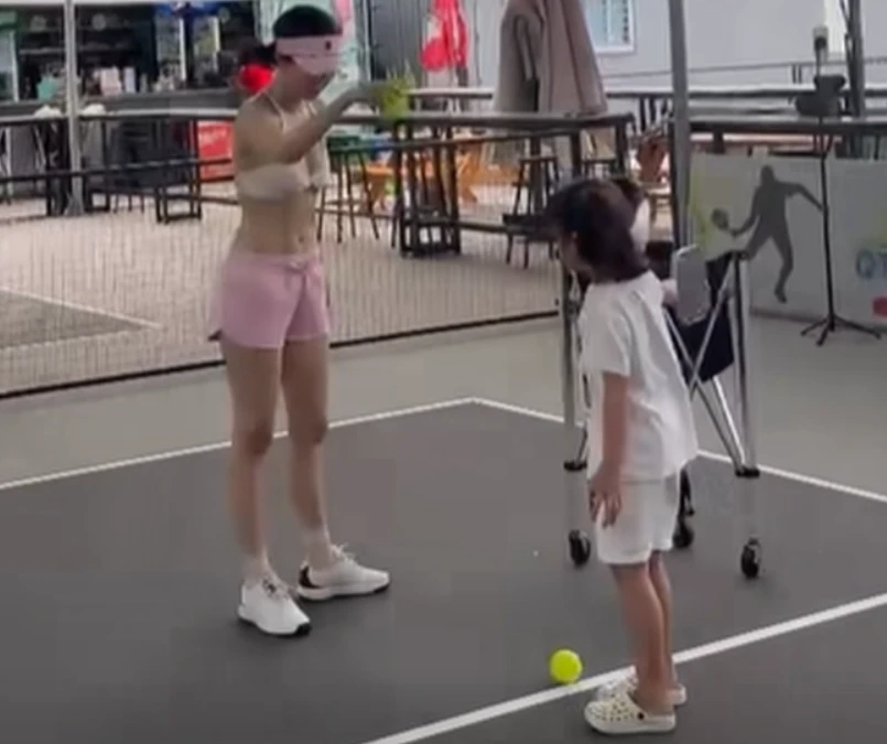 Ngọc Trinh lại khiến cộng đồng mạng dậy sóng! Hở bạo khi chơi pickleball - Hình 2