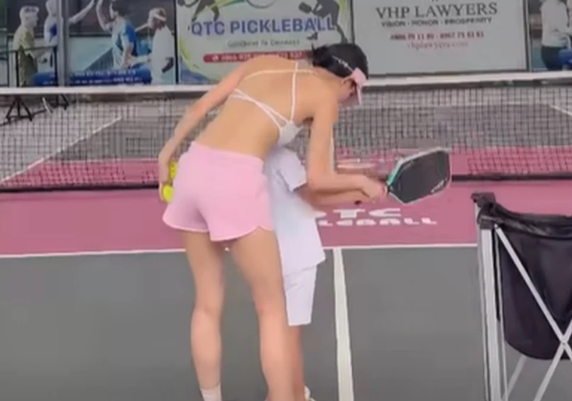 Ngọc Trinh lại khiến cộng đồng mạng dậy sóng! Hở bạo khi chơi pickleball - Hình 3
