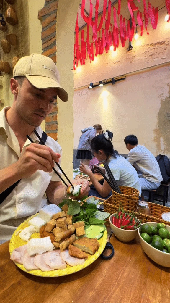 Người Sài Gòn 30 năm phải vào xem anh Tây này đi ăn gì rồi đi theo, list nhạc nền thì ối dồi ôi - Hình 7