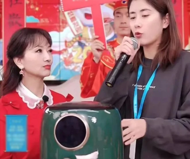 Quan Âm đẹp nhất Cbiz U70 ăn mày dĩ vãng, livestream bán hàng, CĐM giải tán? - Hình 1