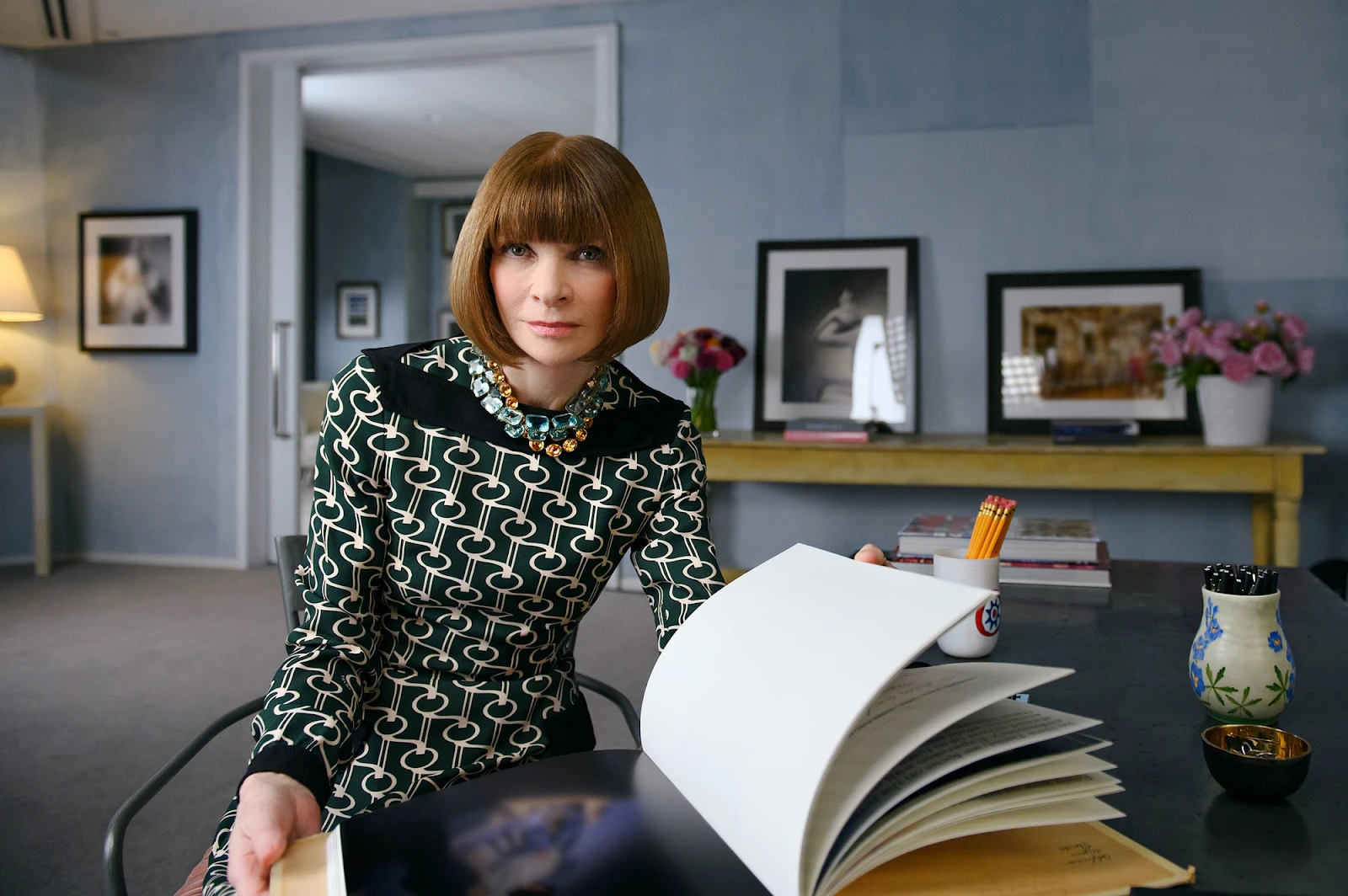 Cả hollywood sốc khi Anna Wintour rời ghế Tổng Biên Tập Vogue Mỹ sau 40 năm - Hình 1