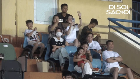 Chu Thanh Huyền hú hét trên sân Hàng Đẫy khẳng định Quang Hải đẳng cấp, nhan sắc cam thường gây chú ý - Hình 1