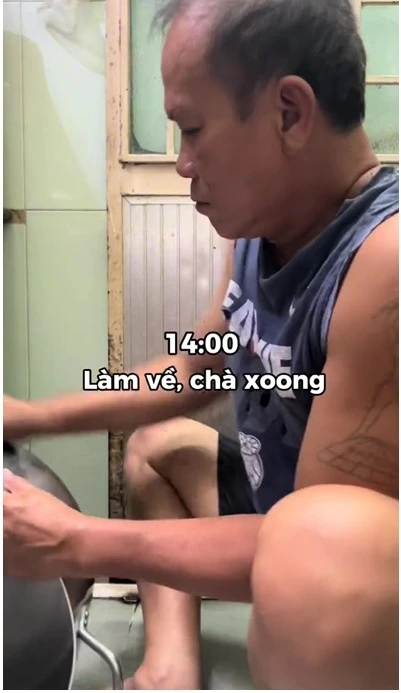 Clip 28s khiến MXH tan chảy: Chú bán cháo U60 chăm vợ lụi tim hơn cả phim Hàn - Hình 1