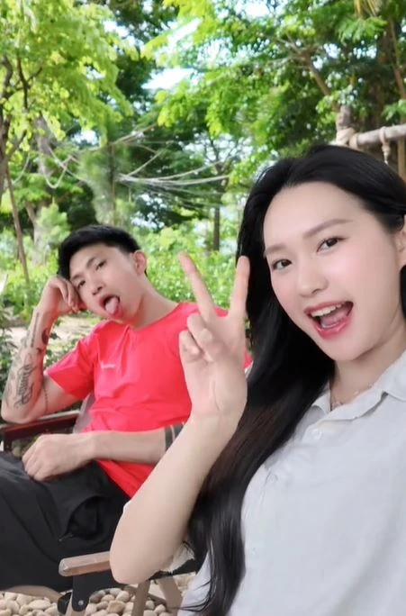 Hải My, Văn Hậu bị bắt gặp tay trong tay giữa phố Trốn con để hẹn hò lãng mạn - Hình 1