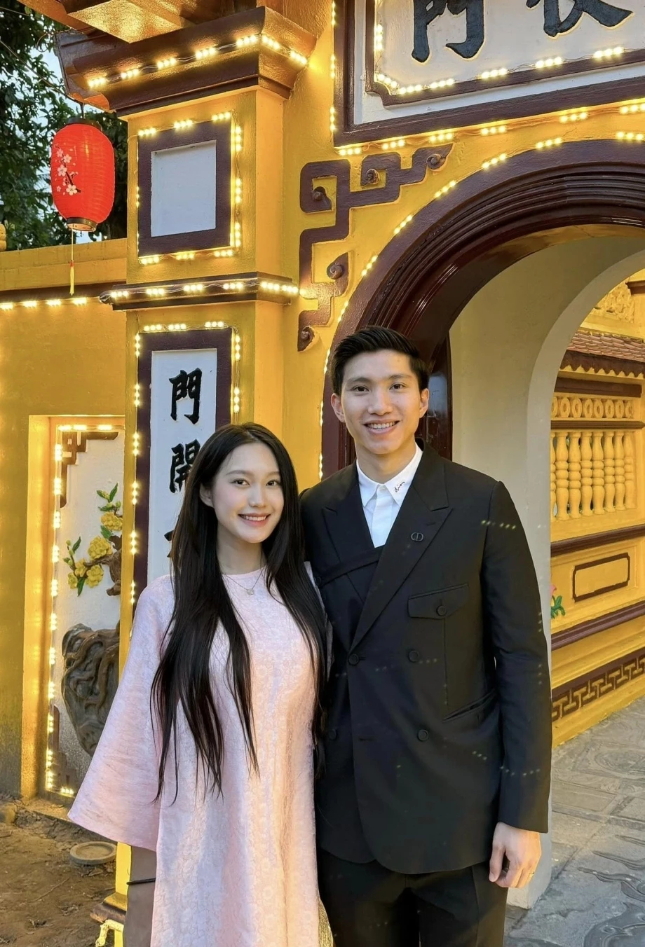 Hải My, Văn Hậu bị bắt gặp tay trong tay giữa phố Trốn con để hẹn hò lãng mạn - Hình 5