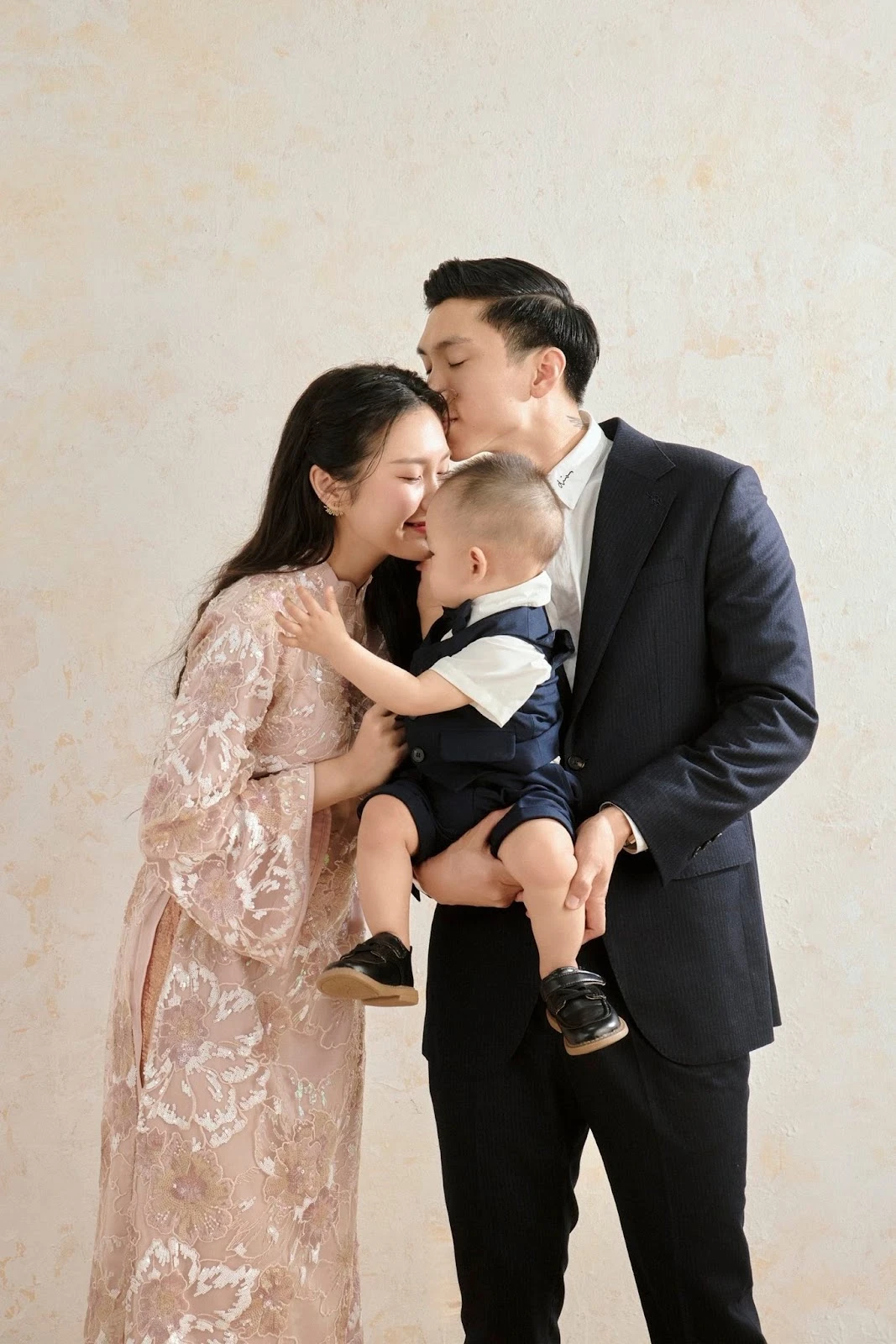 Hải My, Văn Hậu bị bắt gặp tay trong tay giữa phố Trốn con để hẹn hò lãng mạn - Hình 4